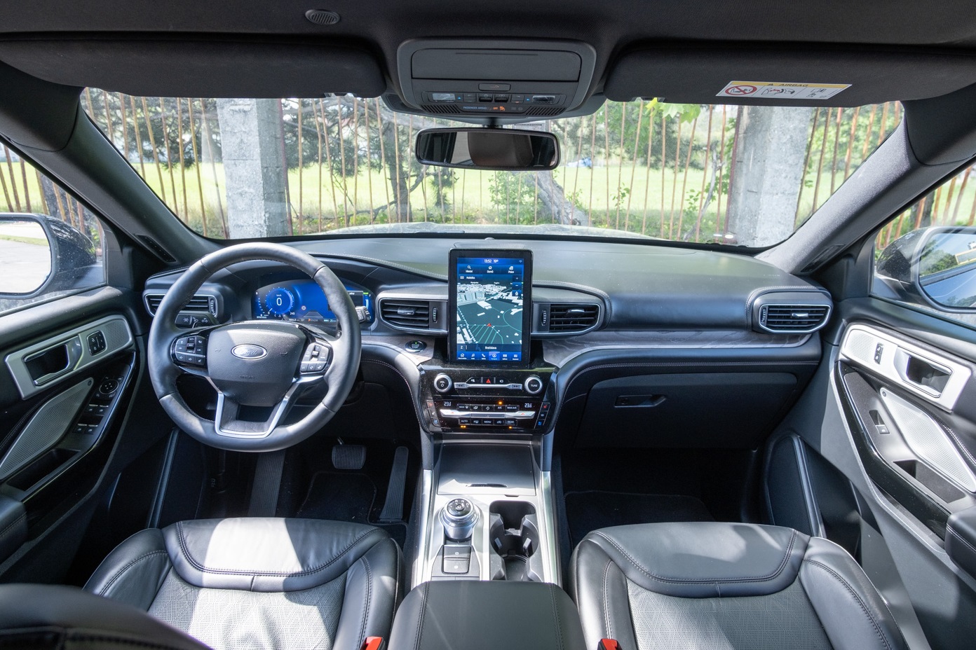 Na luxuse Ford nešetril. A ani na materiáloch. Palubná doska aj sedadlá sú potiahnuté pravou kožou. Aj drevo je drevom.
