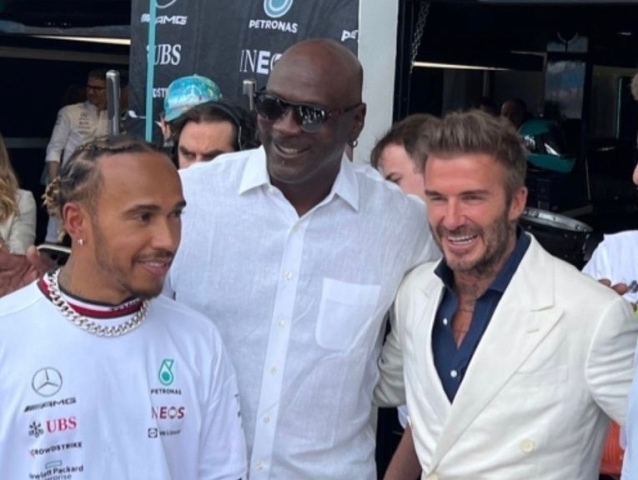 Lewis Hamilotn s Michaelom Jordanom a Davidom Beckhamom.