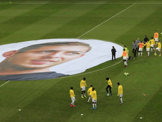 Na štadióne v Nantes si pravidelne pripomínajú Emliana Salu.