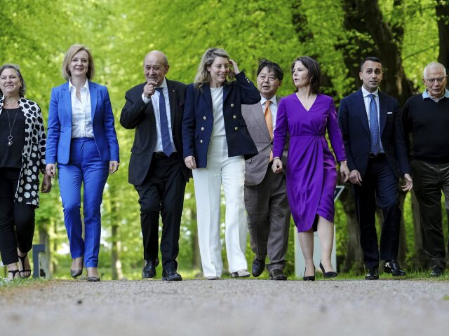Victoria Nulandová Liz Trussová Jean-Yves Le Drian Annalena Baerbocková Jošimasa Hajaši Melanie Jolyová Luigi Di Maio Josep Borrell