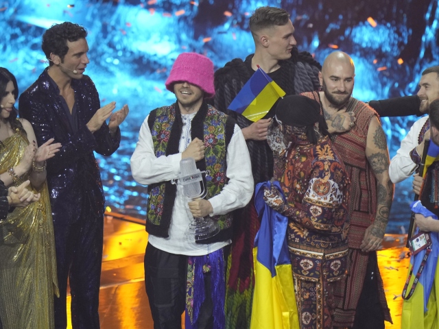 Formácia Kalush Orchestra z Ukrajiny zvíťazila v pesničkovej súťaži Eurovízia. 