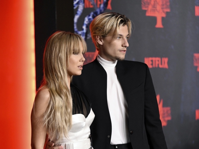 Herečka Millie Bobby Brown prišla na premiéru aj v spoločnosti priateľa Jakea Bongioviho. 