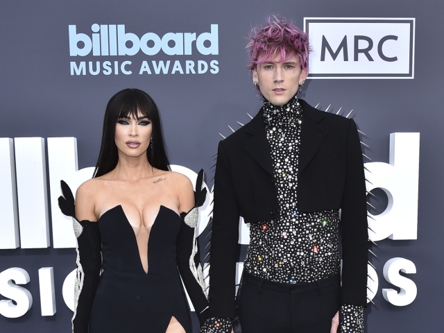 Herečka Megan Fox (v šatách David Koma) a jej snúbenec Machine Gun Kelly.