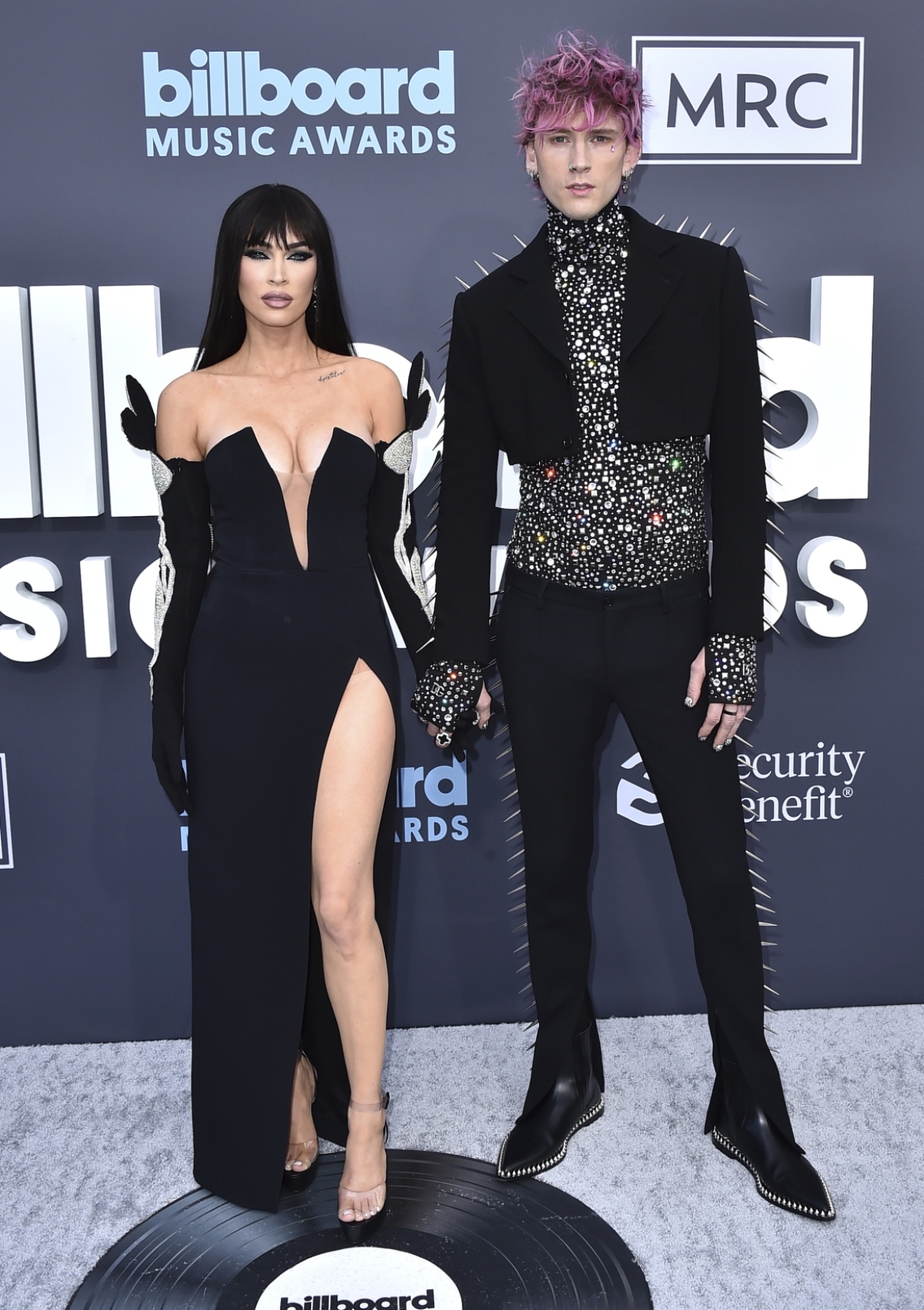 Herečka Megan Fox (v šatách David Koma) a jej snúbenec Machine Gun Kelly.