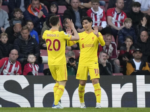 Takumi Minamino oslavuje vyrovnávajúci gól na pôde Southamptonu.