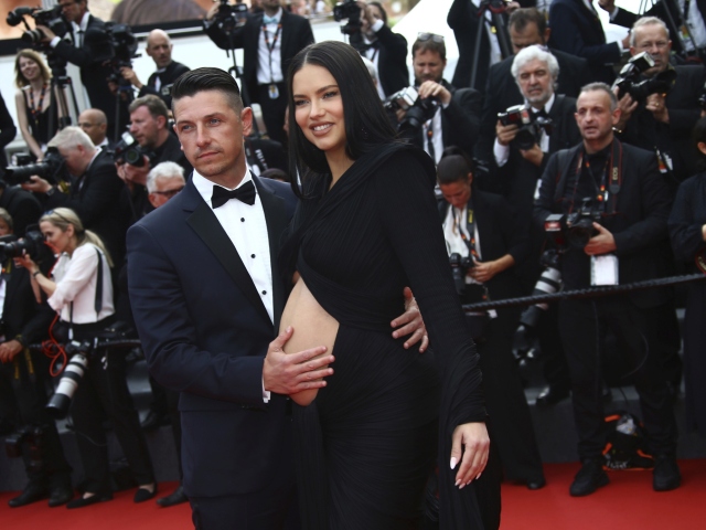 Tehotná topmodelka Adriana Lima a jej partner Andre Lemmers. 