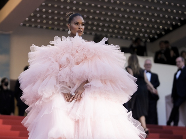 Topmodelka Cindy Bruna v kreácii Giambattista Valli Haute Couture.