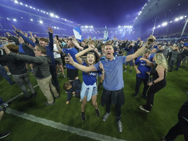 Fanúšikovia Evertonu oslávili záchranu priamo na trávniku.