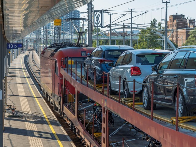 Zeleznicna spolocnost Slovensko  ZSSK  v spolupraci s rakuskym dopravcom OEsterreichische Bundesbahnen  OEBB  vypravi autovlak do Splitu s kapacitou 20 miest na prepravu osobnych automobilov  maximum 