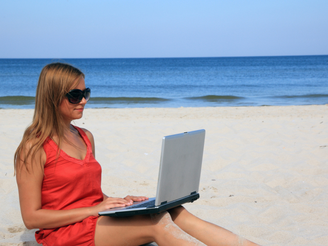 freelancer, práca na voľnej nohe, laptop, notebook, pláž