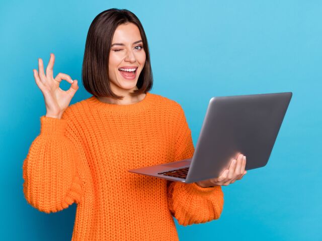 mladá žena, laptop, notebook, absolventi, prax, zamestanie, práca a kariéra