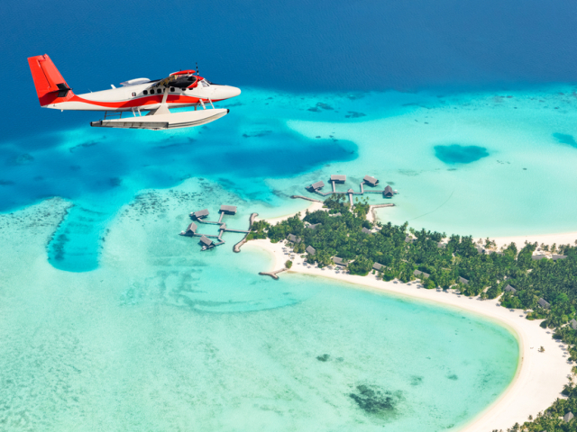 NEPOUZ, Maldivy, Transfer hydroplanom je dodatocnym zazitkom pri ceste na Maldivy. - Shutterstock.jpg