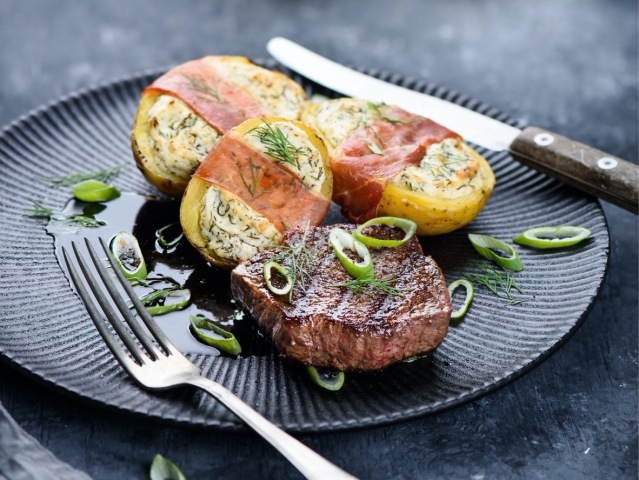 Zemiaky plnené bryndzou sú skvelou prílohou ku steakom.