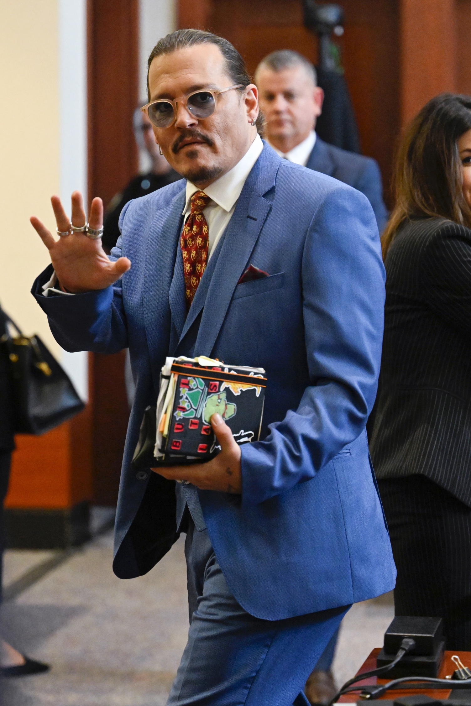 Herec Johnny Depp odchdádza zo súdu Fairfax County Circuit Courthouse vo Fairfaxe.