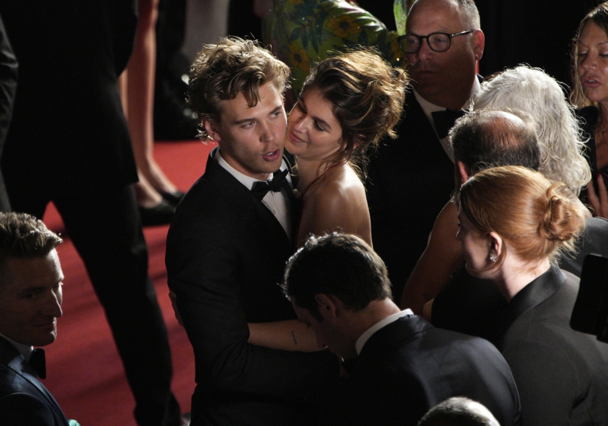 Herec Austin Butler a jeho partnerka Kaia Gerber sa po premiére filmu Elvis neubránili nežnostiam. 