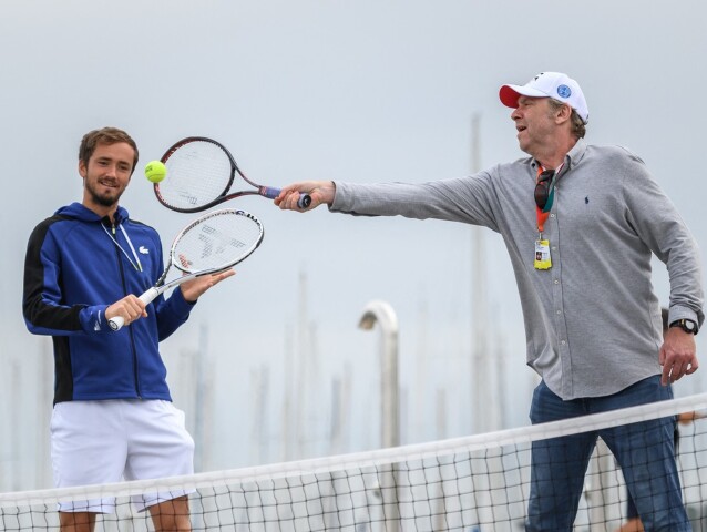 Marc Rosset si v polovici mája zahral exhibične tenis so svetovou dvojkou Daniilom Medvedevom.