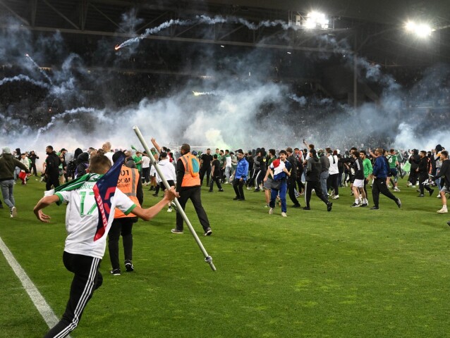 Rozhnevaný dav fanúšikov Saint-Étienne.