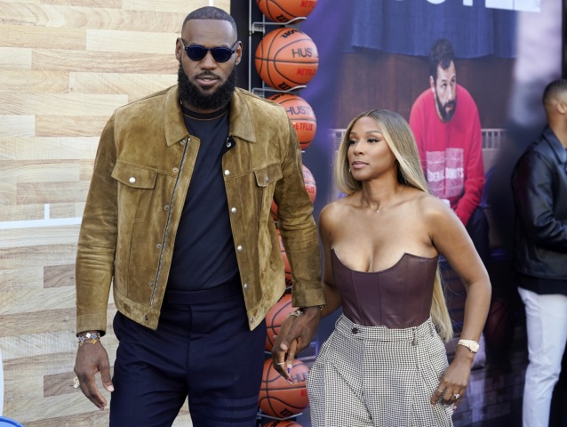 LeBron James s manželkou Savannah na premiére filmu Hustle v stredu v Los Angeles.