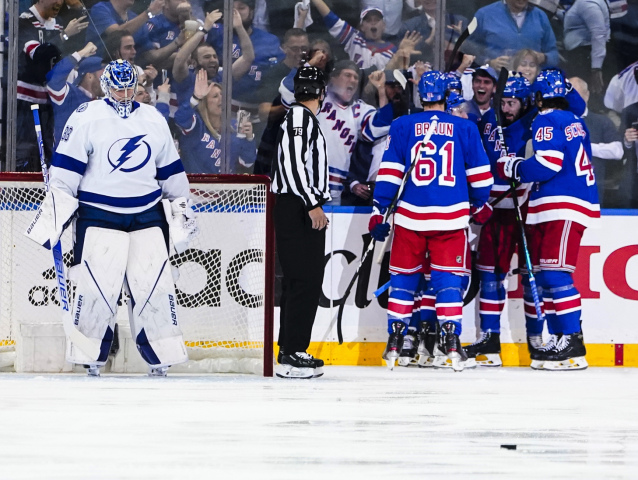 Radosť hokejistov NY Rangers po góle Chrisa Kreidera.