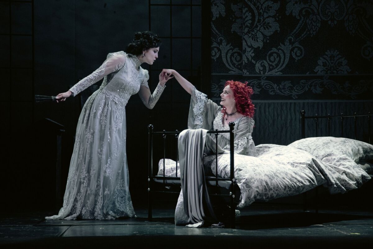 Dracula-Priatelky Mina  Brona Kovacikova  a Lucy  Sara POlyakova    foto Peter Chvostek 