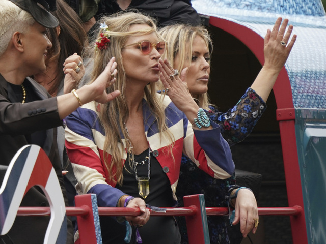 Kate Moss (v strede) a britská herečka a celebrita Patsy Kensit
