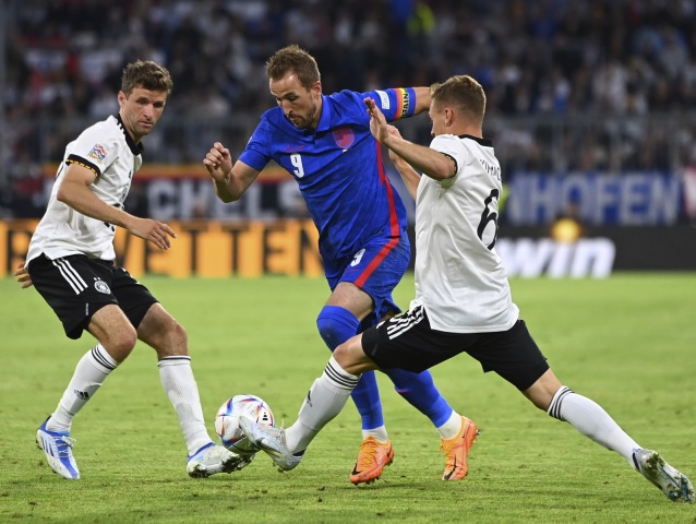 Remízu pre Anglicko zariadil útočník Harry Kane (v strede).