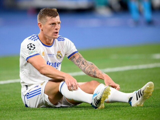 Toni Kroos a jeho biele kopačky.