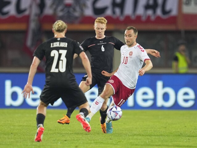 V zápase Rakúska proti Dánsku nastúpil aj stredopoliar Christian Eriksen (vľavo).