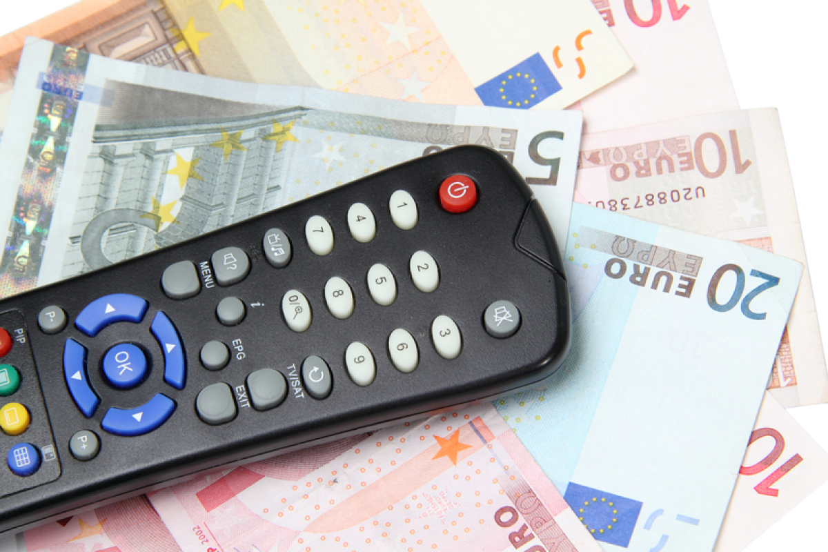 televízia, peniaze, diaľkový ovládač