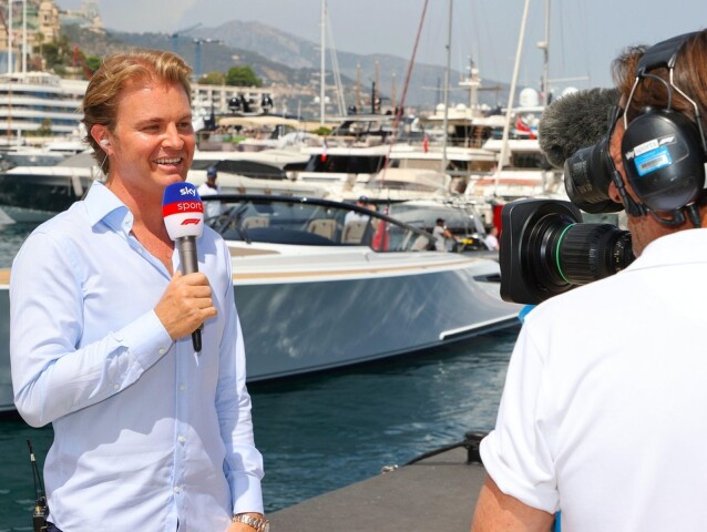 Nico Rosberg počas prenosu televízie Sky v monackom prístave.