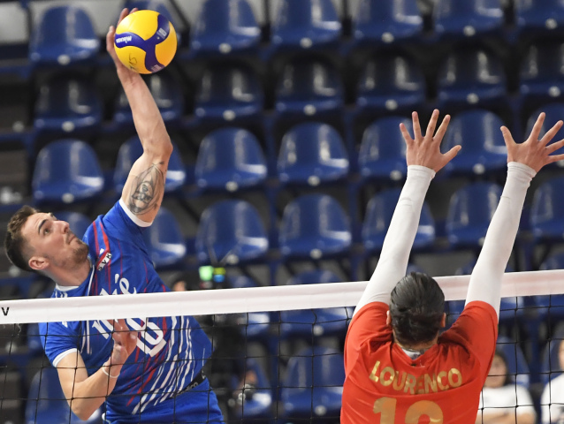 Na snímke vľavo slovenský volejbalový reprezentant Peter Mlynarčík.