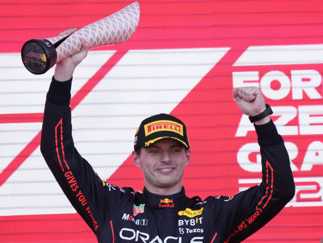 Max Verstappen s víťaznou trofejou za triumf na Veľkej cene Azerbajdžanu.