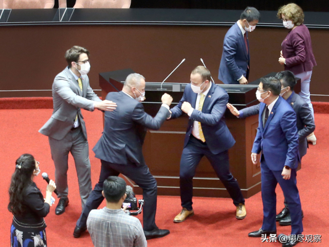 Taiwan, poslanci, zinscenovaná bitka
