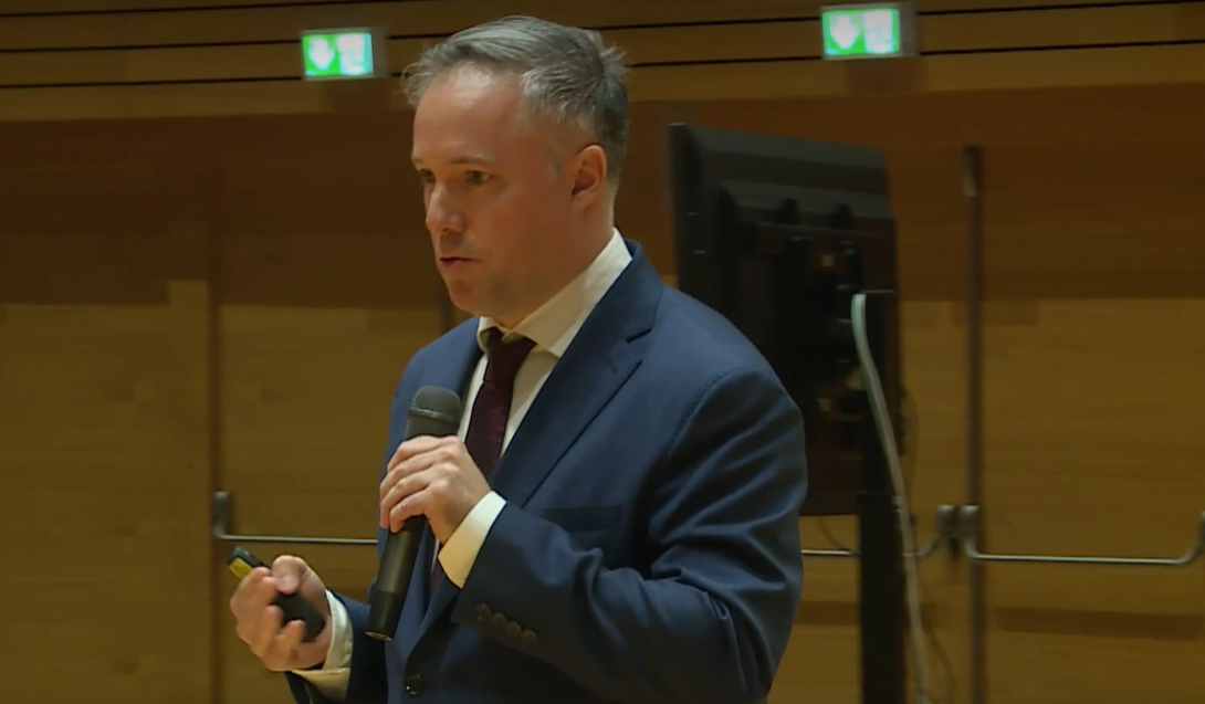Daniel Živica prezentuje na verejnom vypočutí svoju víziu riadenia RTVS.