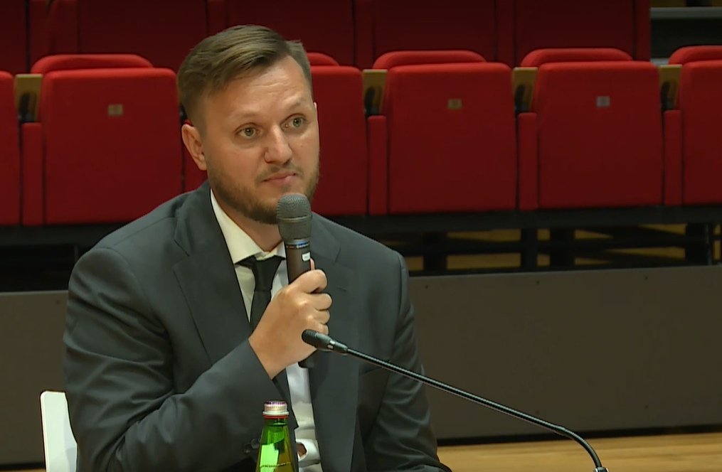 Peter Badač prezentuje svoju víziu rozvoja a riadenie RTVS na verejnom vypočutí.