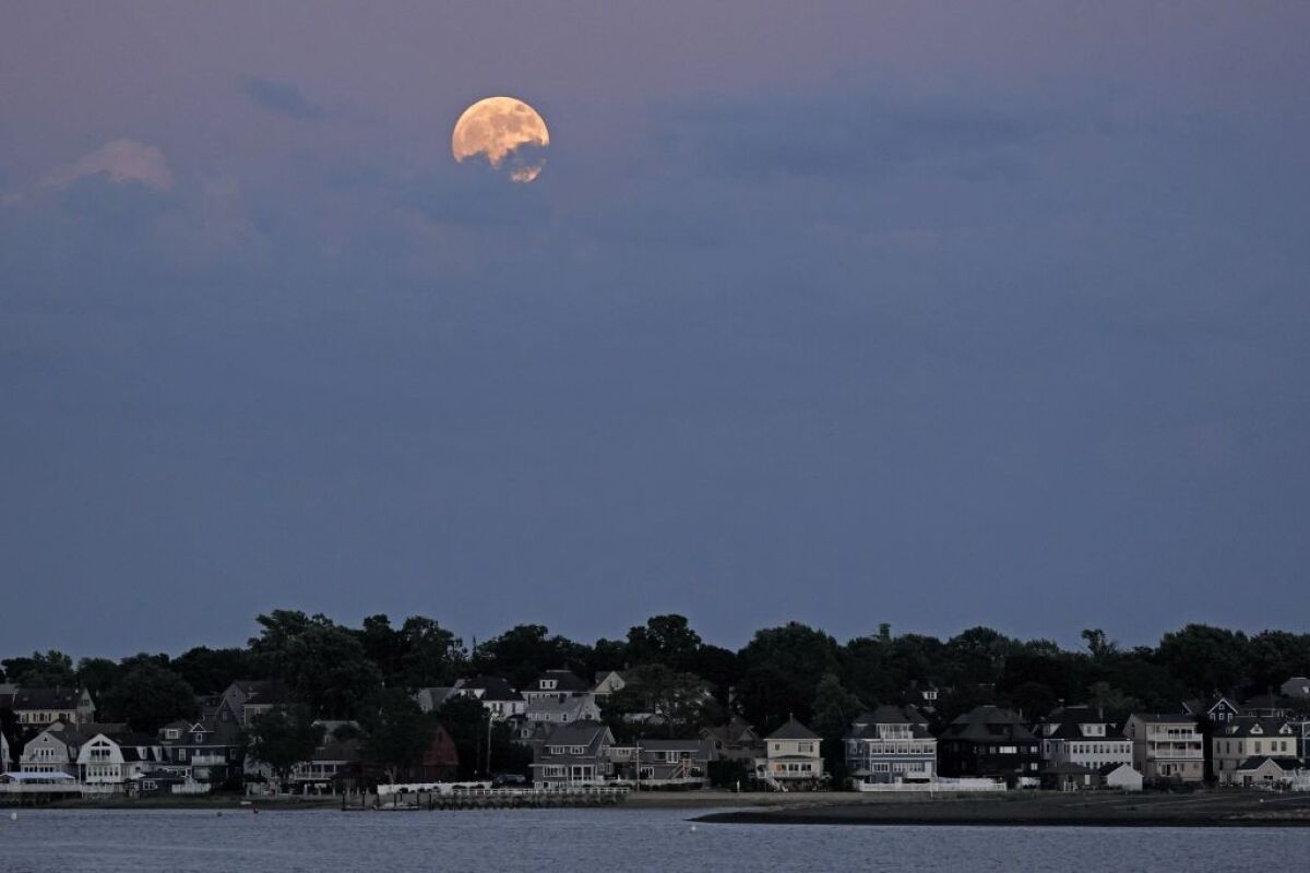 Massachusetts, Mesiac