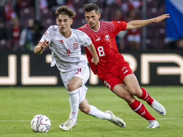 Gavi (vľavo) má len 17 rokov no za Španielske áčko odohral už 10 zápasov.