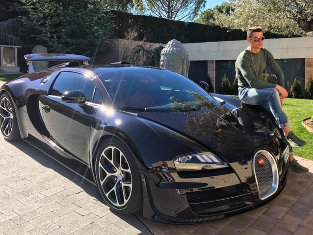 Cristiano Ronaldo so svojim Bugatti Veyron.