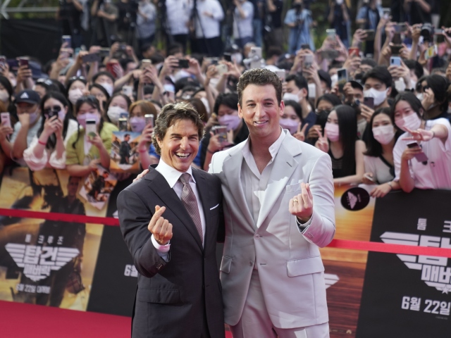 Tom Cruise (vľavo) a Miles Teller