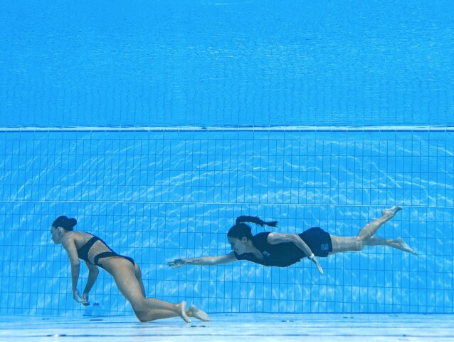 Anite Alvarezovej prišla na pomoc trénerka Andrea Fuentesová v čase, keď už bola na dne bazéna.