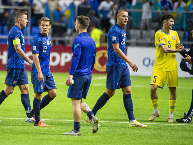 Slovenskí futbalisti po poslednej prehre 1:2 na pôde Kazachstanu.