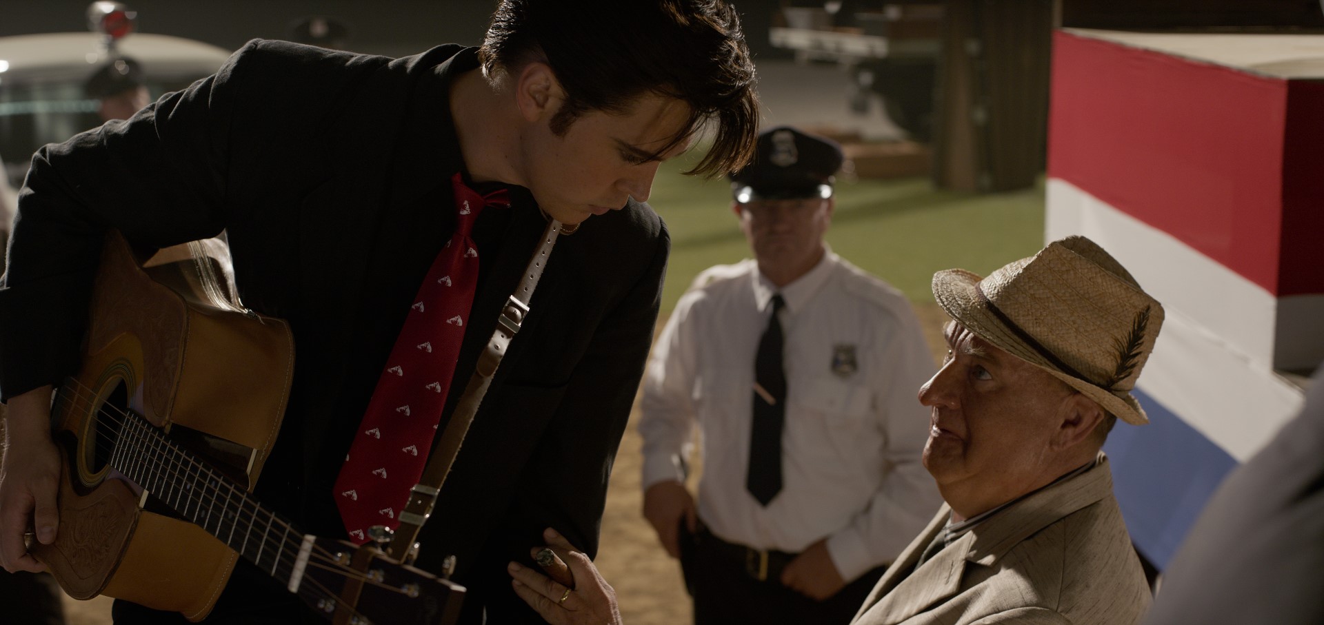 Austin Butler ako Elvis Presley a Tom Hanks ako plukovník Butler vo filme Elvis.