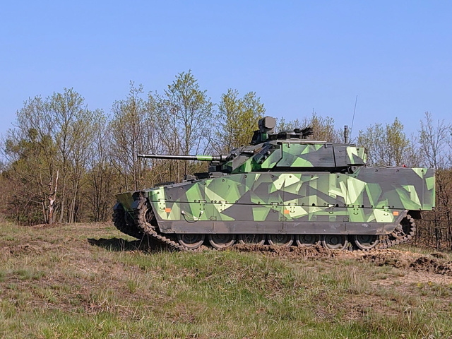 Pásový transportér CV90 / BAE Systems /