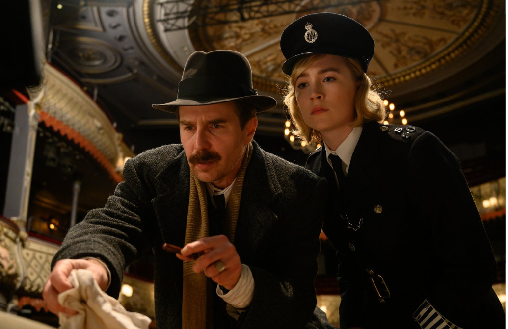 Sam Rockwell a Saoirse Ronan vo filme Vražda v divadle.