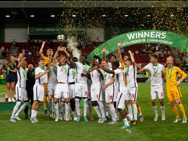Futbalisti Anglicka do 19 rokov s víťaznou trofejou.