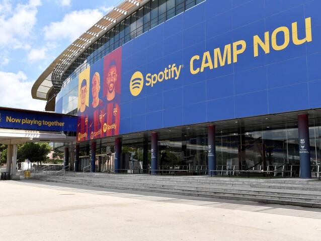 Štadión Camp Nou sa v piatok odel do nového šatu.