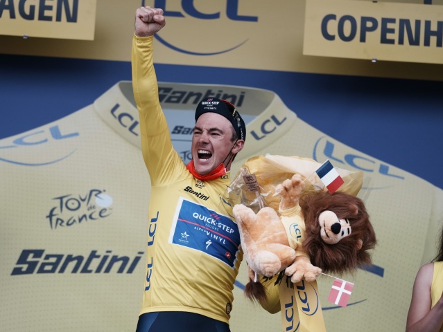 Yves Lampaert si po 1. navliekol žltý dres na Tour de France.