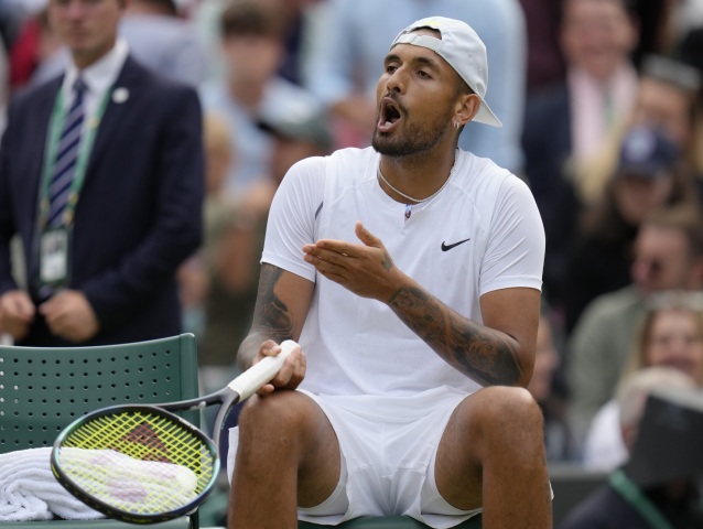 Nick Kyrgios pri debate s rozhodcom.