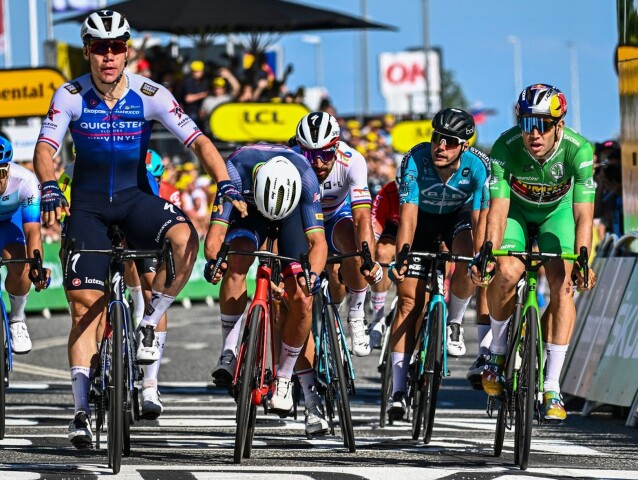 V záverečnom špurte sa snažil o čo najlepší výsledok aj Peter Sagan (tretí sprava).