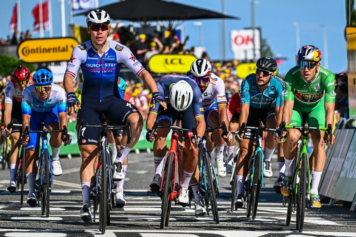 V záverečnom špurte sa snažil o čo najlepší výsledok aj Peter Sagan (tretí sprava).